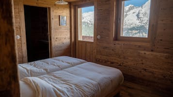 6 bedrooms, iron/ironing board, free WiFi, bed sheets