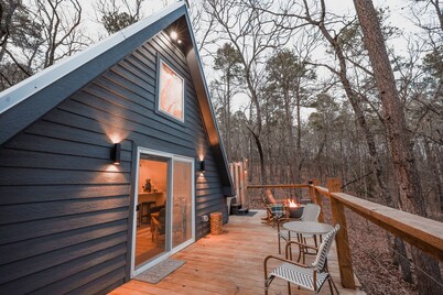 Dreamy A-Frame w/hot tub-Near Pristine Lake Ouachita and Hot Springs National Pk