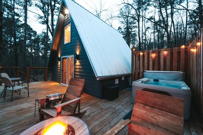 Dreamy A-Frame w/hot tub-Near Pristine Lake Ouachita and Hot Springs National Pk