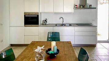 Kühlschrank, Ofen, Geschirrspüler, Wasserkocher mit Kaffee-/Teezubehör