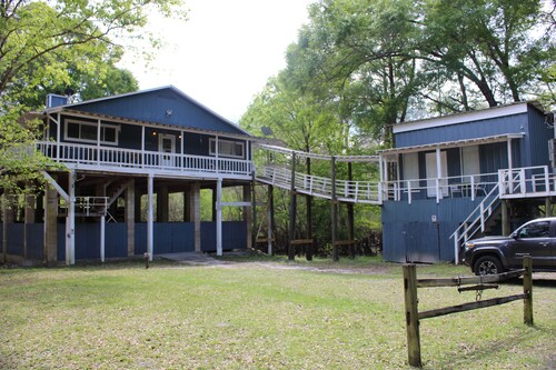 Located on the Santa Fe River perfect for boating & tubing on the Ichetucknee.