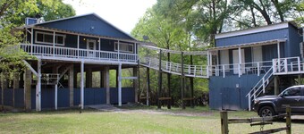 Located on the Santa Fe River perfect for boating & tubing on the Ichetucknee.