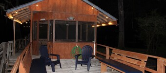 Located on the Santa Fe River perfect for boating & tubing on the Ichetucknee.