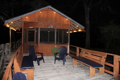 Located on the Santa Fe River perfect for boating & tubing on the Ichetucknee.