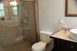 Douche, séchoir à cheveux, bidet, serviettes fournies