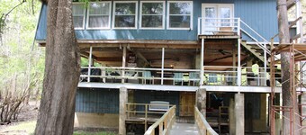 Located on the Santa Fe River perfect for boating & tubing on the Ichetucknee.