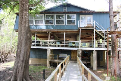 Located on the Santa Fe River perfect for boating & tubing on the Ichetucknee.