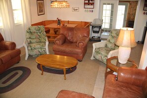 TV connectée, lecteur de DVD, livres, chaîne hi-fi