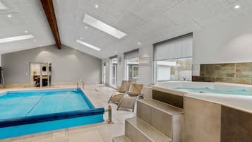 Una piscina techada