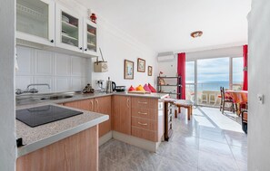 Kühlschrank, Mikrowelle, Kochgeschirr/Geschirr/Besteck
