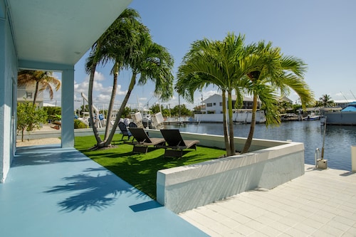 Boater’s Family Retreat in Key Largo with Waterfront Views and Dock Access