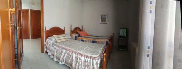 1 slaapkamer, een strijkplank/strijkijzer, gratis wifi, beddengoed