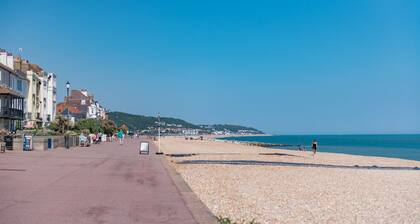 Southbeach by Bloom Stays -  a holiday let that sleeps 4 guests  in 1 bedroom