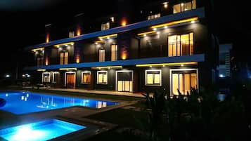 Una piscina al aire libre