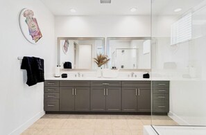 Shower, hair dryer, towels, soap - Amazing Lake Views | Pool | Spa | Park | BBQ Grill | Pool Table (Indio)