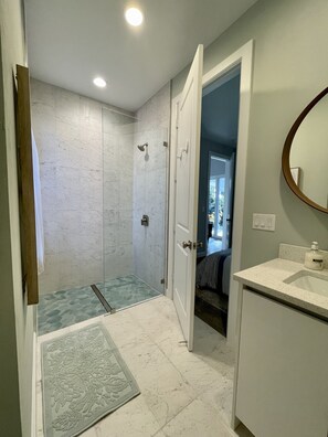 Shower, hair dryer, towels, soap - Moninanu - Modern Wooded Cottage in North Naples (Naples)