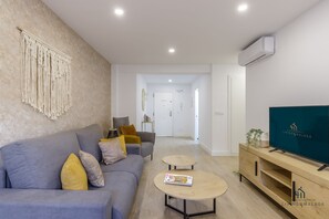 TV - Boho Chic Apartment Living4malaga (Málaga)