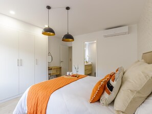 3 bedrooms, iron/ironing board, internet, bed sheets