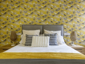 3 bedrooms, iron/ironing board, internet, bed sheets