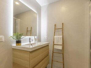 Dusche, Haartrockner, Handtücher
