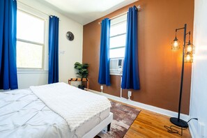 4 habitaciones, escritorio y tabla de planchar con plancha