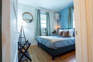 4 عدّة غرف نوم ومكتب ومكواة/لوح كي وسرير سفر