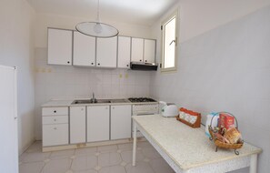 Refrigerador, parrilla de estufa y utensilios de cocina 