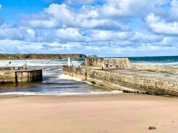 Na praia, espreguiçadeiras, toalhas de praia 