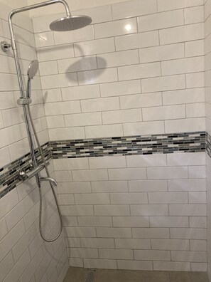 Regadera, toallas, papel de baño