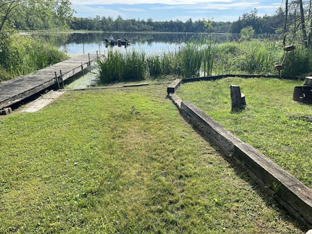 施設の敷地. Peaceful Wooded Retreat on Lake Ann