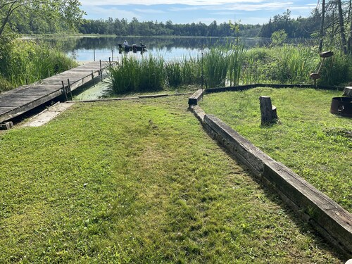 Peaceful Wooded Retreat on Lake Ann