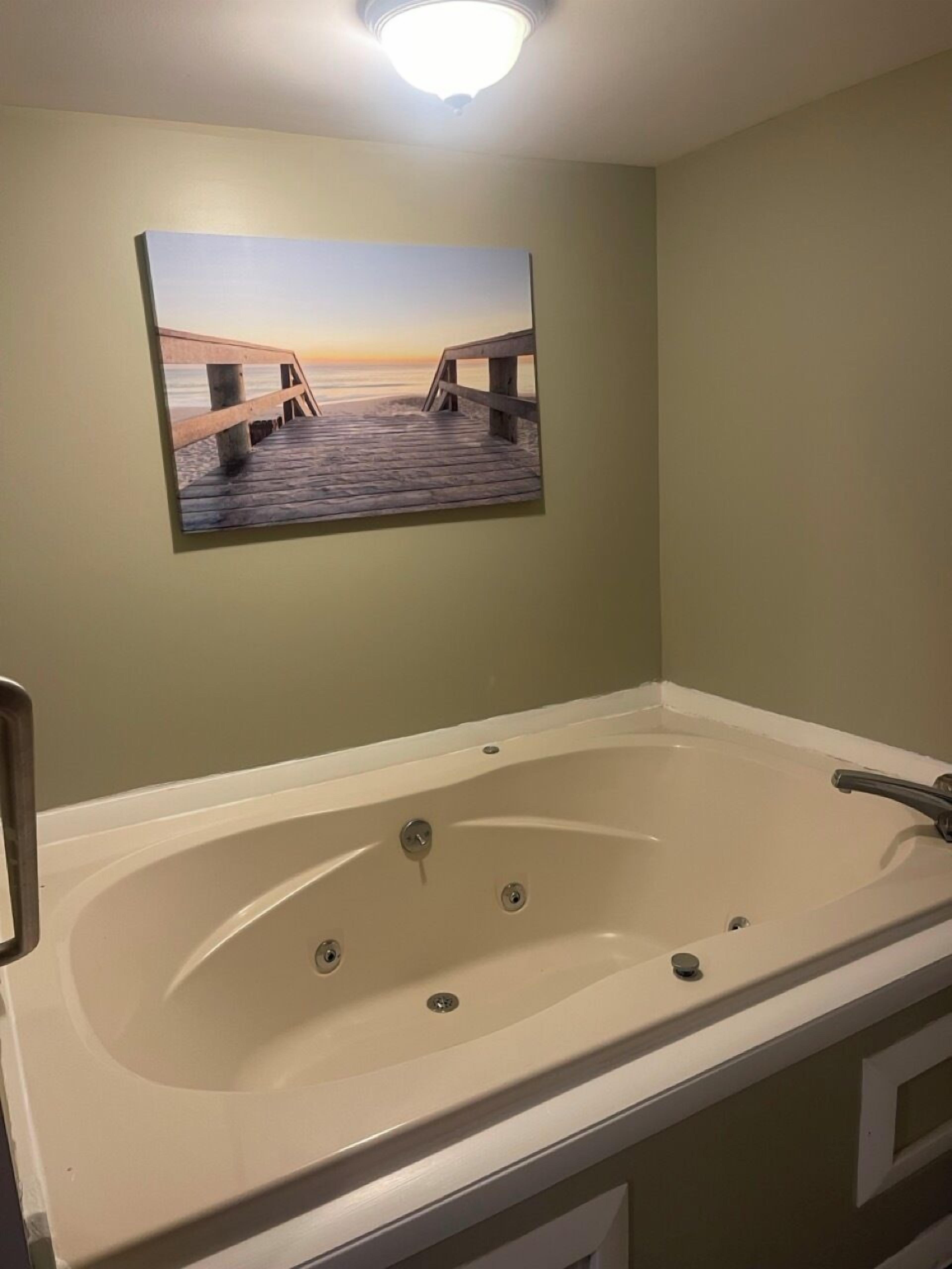 Bañera de hidromasaje, secador de pelo, toallas y jabón