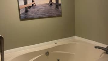 Bañera de hidromasaje, secador de pelo, toallas y jabón