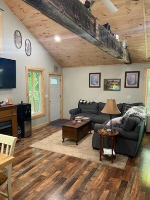 Smart TV, fireplace - Newly built cabin in cozy wooded setting (Williamstown)