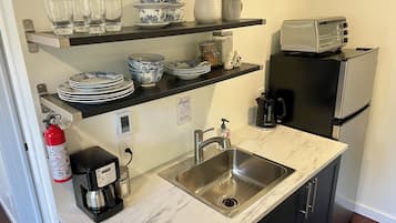 Fridge, stovetop, coffee/tea maker, electric kettle