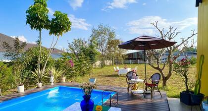 Colorful Pool Villa -10 mins from airport/close to most attractions in Chiangrai