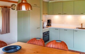 ثلاجة، موقد طهي مسطح، غسالة أطباق، ماكينة لصنع القهوة/الشاي