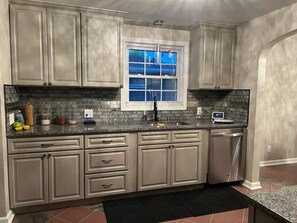 Refrigerador, microondas, horno y utensilios de cocina 