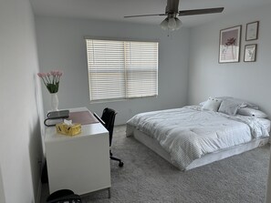 3 habitaciones, escritorio y tabla de planchar con plancha
