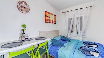 Free WiFi, bed sheets