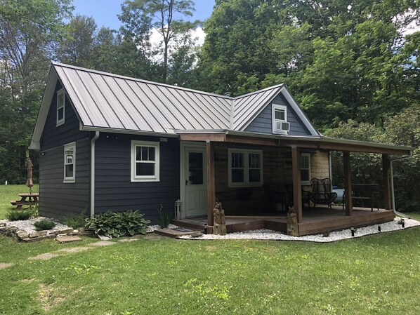 Exterior - Cozy cottage with firepit, in walking distance to beach and the town! (Egg Harbor)
