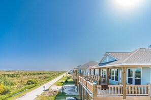 Property grounds - Spacious, family friendly few steps from the beach getaway (Bolivar Peninsula)