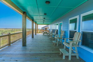 Terrace/patio - Spacious, family friendly few steps from the beach getaway (Bolivar Peninsula)