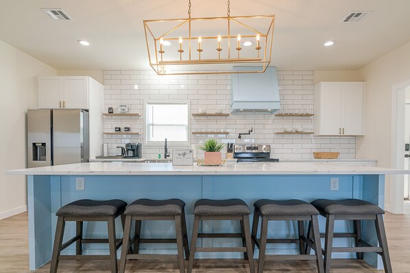 Private kitchen - Spacious, family friendly few steps from the beach getaway (Bolivar Peninsula)