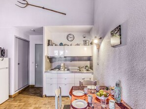 Mikrobølgeovn, brødrister, højstol