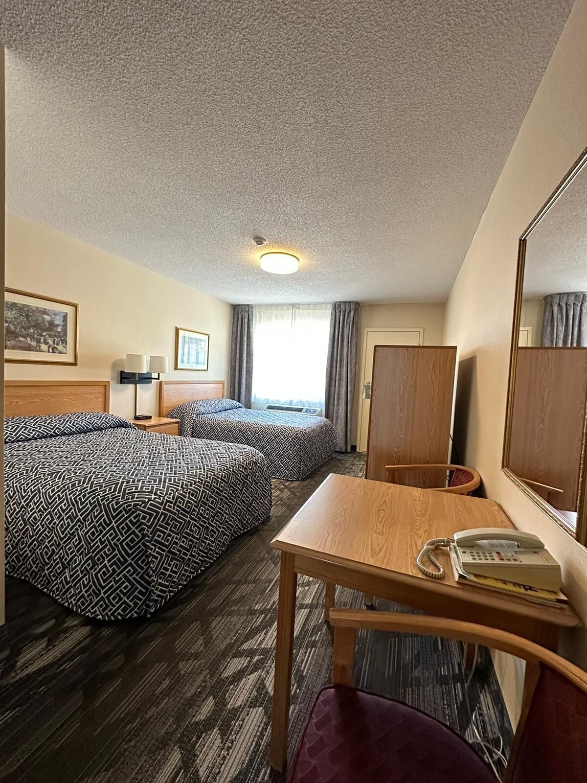 Kahden hengen perhehuone (yksi tai kaksi sänkyä) | Select Comfort -patjalliset sängyt, pimennysverhot, ilmainen Wi-Fi