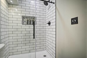 Amenidades de baño gratuitas, secadora de cabello, toallas