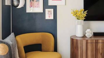 Smart-TV, Bücher, Arbeitsbereiche