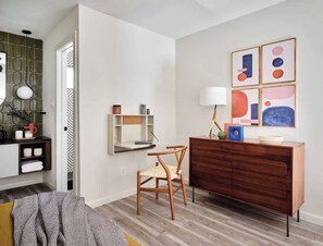 1 chambre, coffre-fort, bureau, fer et planche à repasser