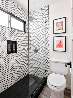 Douche, sèche-cheveux, serviettes fournies, savon